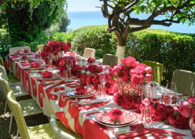 Décoration florale extérieure avec pivoines : une table de réception pleine d’élégance