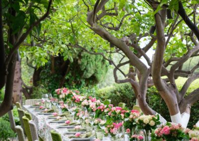 Décoration florale raffinée pour une réception en plein air
